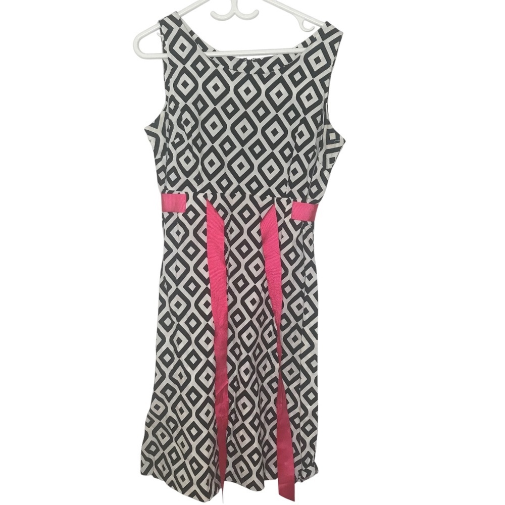 Black & White Geometric Print Dress with Pink Trim – Sleeveless Fit & Flare 10
